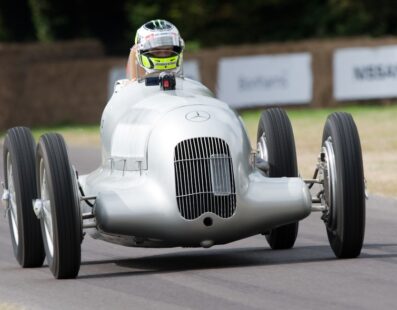 Mercedes W25 Silver Arrow: Leggenda Automobilistica